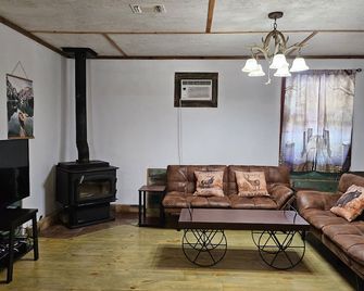 Glamper's Dream - Lakefront Cabin with Mountain View - Clayton - Living room