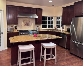 Mountain Escape: Sleeps Multiple Families with Pool Table & Game Room - Running Springs - Kitchen