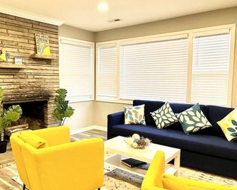Vibrant Modern Home in the Heart of Greensboro - Greensboro - Living room