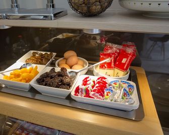 Bristol Logis Cit'Hotel Périgueux Centre - Périgueux - Buffet