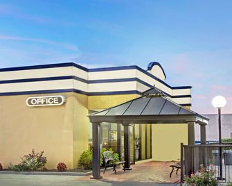 Days Inn by Wyndham Norfolk Military Circle - נורפולק - בניין