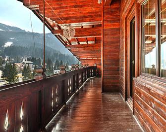 Aurelius Imparatul Romanilor - פויאנה ברשוב - מרפסת