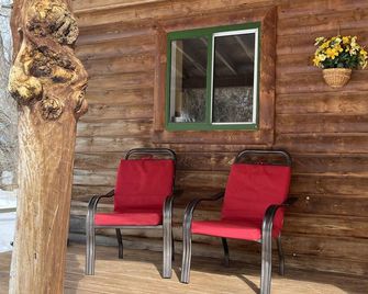 River Retreat - Tongue Canyon on the river with hottub & AC on 7.5 private acres - Dayton - Patio