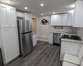 3-bedroom apartment in fantastic Passaic with WiFi, AC. Enjoy your stay. - Passaic - Kitchen