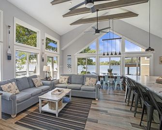 7 Bed Beachfront with Scenic Views Sister Lakes - Benton Harbor - Living room