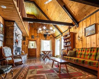 Lakefront wooden \'Heritage House Cottage\' in Lake Mokoma - Laporte - Sala de estar