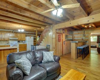Porch and Fire Pit Family-Friendly Afton Cabin! - Greeneville - Living room
