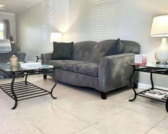 Snug Harbour View Condo #4 - George Town - Salon