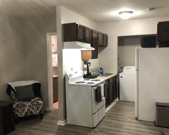 Comfy Upstairs 2 bed/1 bath near EKU in Richmond - Richmond - Kitchen