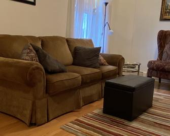 Charming 2nd Floor Haven - Westfield - Living room