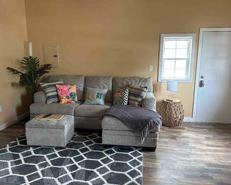 Tiny Flamingo's Nest - Cottage Near Pioneer Woman Mercantile - Pet friendly! - Pawhuska - Living room