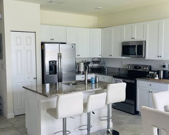 Casa moderna con vista al lago, ubicacion central - ハイアレア - キッチン