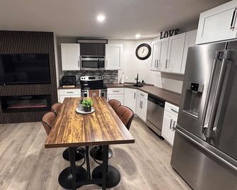 Peaceful suite at Shadow Mountain, in the heart of nature, near all amenities! - Cranbrook - Cucina