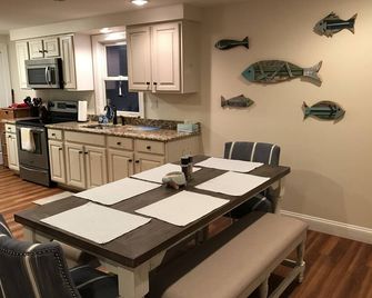 Cozy Beach House! Rare find only 3 blocks to beautiful Manasquan beach - - Manasquan - Kitchen