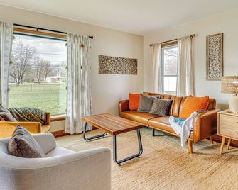 17 Mi to Brookville Lake: Home w/ In-Unit Laundry - Connersville - Living room