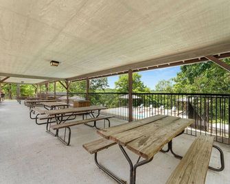 Cozy, Clean & Comfortable Condo, less than 2 miles to Silver Dollar City - Reeds Spring - Balcony