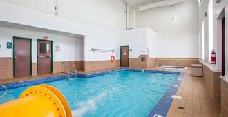 Quality Inn And Suites Lethbridge - เลทบริดจ์ - สระว่ายน้ำ