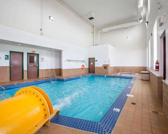 Quality Inn & Suites - Lethbridge - Bể bơi