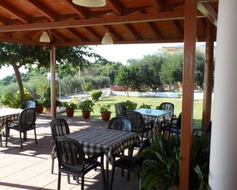 Selini Hotel - Loutsa - Patio