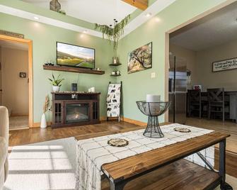 Cozy Getaway w/ Theater and Hot Tub - McHenry - Sala de estar