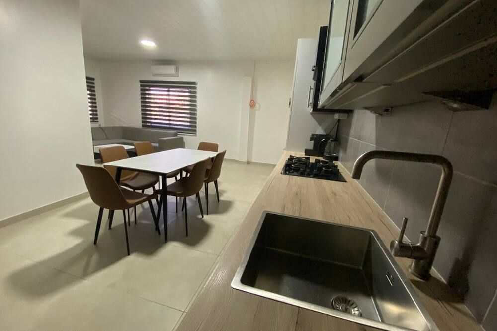 Kappas Place Hendrika J Veldkampstraat 55 - Paramaribo - Eetruimte