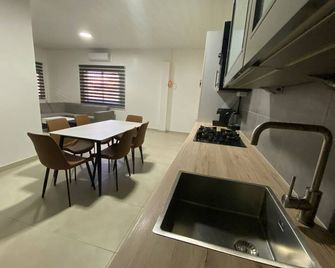 Kappas Place Hendrika J Veldkampstraat 55 - Paramaribo - Eetruimte