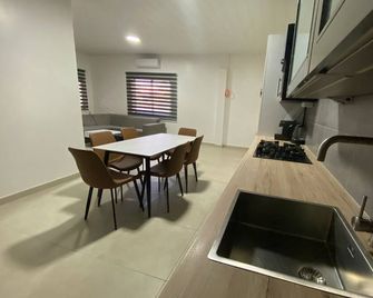Kappas Place Hendrika J Veldkampstraat 55 - Paramaribo - Eetruimte