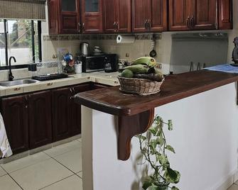 ¡bienvenidos a Esta Casa en la Zona Montañosa! Un Retiro de Ensueño - Managua - Küche