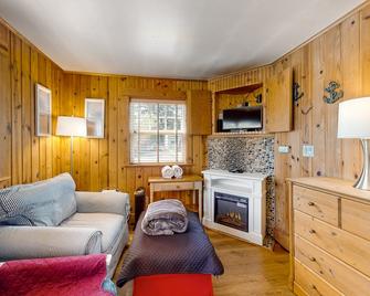 Dog-Friendly Beach Condo with Free WiFi - Close to Beach - Cannon Beach - Sala de estar