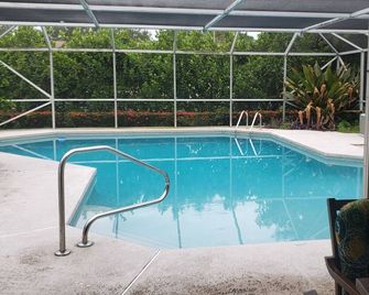 Jupiter house near beach sleeps 10 , heated enclosed pool . - Tequesta - Piscina