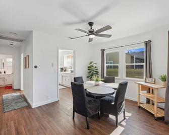 Near Disney! 2 Bed 1 Bath - Back House - Santa Ana