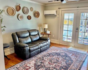 Bison Hall 6, No cleaning fee, 1 block from court square - Searcy - Huiskamer