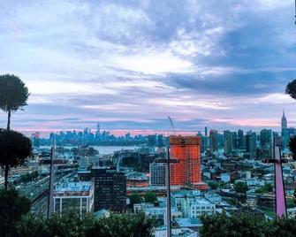 Pristine mini loft in luxury building in LIC - Queens