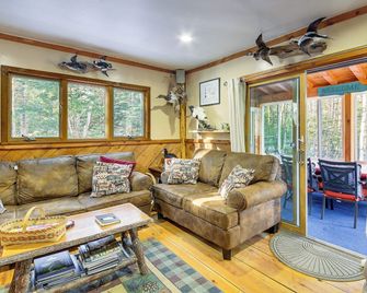 Rustic Searsport Cabin Loft and Sunroom on 10 Acres - Searsport - Living room