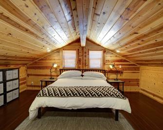 Luxury Riverfront Urban Industrial House For Bryce & Zion - Fiber Internet - Hatch - Slaapkamer