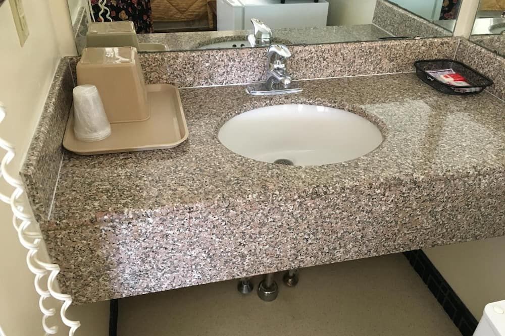 Bathroom view of Red Carpet Inn - Gettysburg