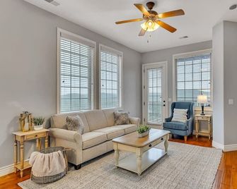 Walk In Condo, No Stairs! Lakeview by Pool! - Reeds Spring - Living room