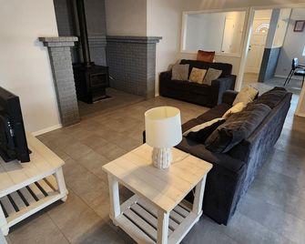 Spacious Ample Parking Across from shops & Fast Food. Multiple Family Friendly - Fort Mohave - Living room