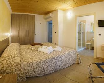 Albergo La Lampara - Cecina - Camera da letto