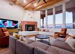 New Mexico Style Home, Stunning Views & Sunrise - Rio Rancho - Living room