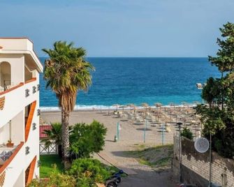 Seaview Apartment Giulia - Giardini Naxos - Strand