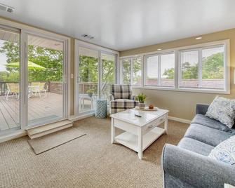 Holiday Hill Resort \'The Penthouse\' Unit 700 - Saugatuck - Living room