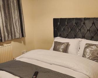 Captivating 3-Bed House in Kent - Erith - Bedroom