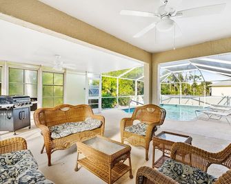 Fenced, private, family friendly villa with exotic poolside views near airport. - Lehigh Acres - Sala de estar