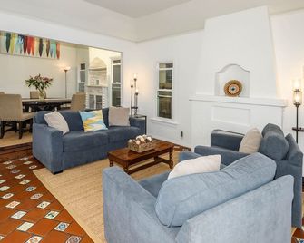 Beautiful property in a fantastic location in the heart of Belmont Shore - לונג ביץ' - סלון