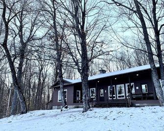 24 Guests Group Getaway House with large lawn - Haliburton - Building