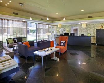 7 Springs Inn & Suites - Palm Springs - Front desk