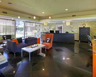 7 Springs Inn & Suites - פאלם ספירנגס - דלפק קבלה