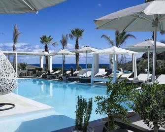 Aurora Luxury Suites - Panagia Kalou - Piscina
