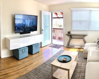 South Pasadena Charmer-L.A. adjacent, Rose Bowl, Old Town Pasadena, off Rte 66 - South Pasadena - Living room